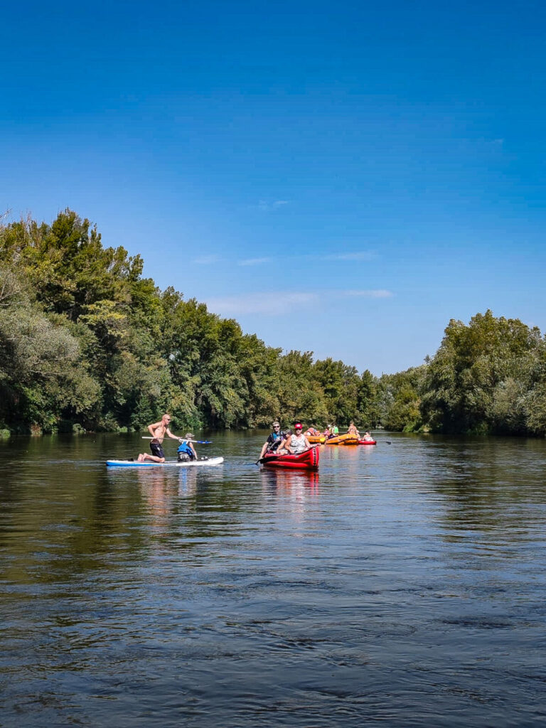 splav_váh splav Váhu na raftoch a paddleboard. Inštruktor vysvetluje techniku